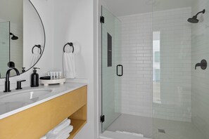 Hair dryer, towels - (Unit B) Lakeside Home Close To Private Association Beach! (Lakeside)