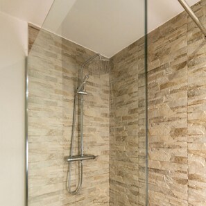 Dusche, Haartrockner, Bidet, Handtücher