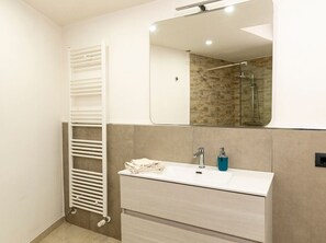 Douche, sèche-cheveux, bidet, serviettes fournies