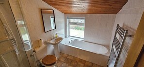 Haartrockner, Handtücher, Seife, Toilettenpapier