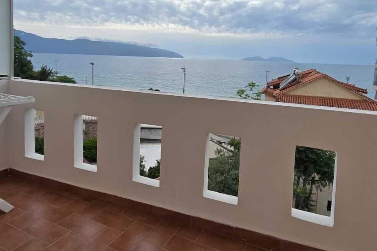 Ein Balkon mit Blick auf Meer und Berge.