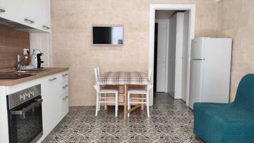 Kühlschrank, Ofen, Herdplatte, Wasserkocher mit Kaffee-/Teezubehör