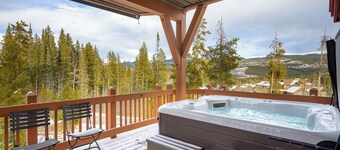 Townhouse w/ hot tub & mountain views