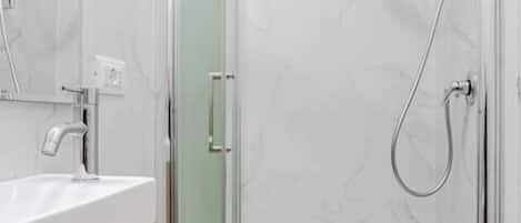 Comfort Townhome | Bathroom | Free toiletries, hair dryer, towels, soap