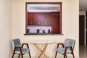 Apartamento, sacada | Opções para refeição no quarto