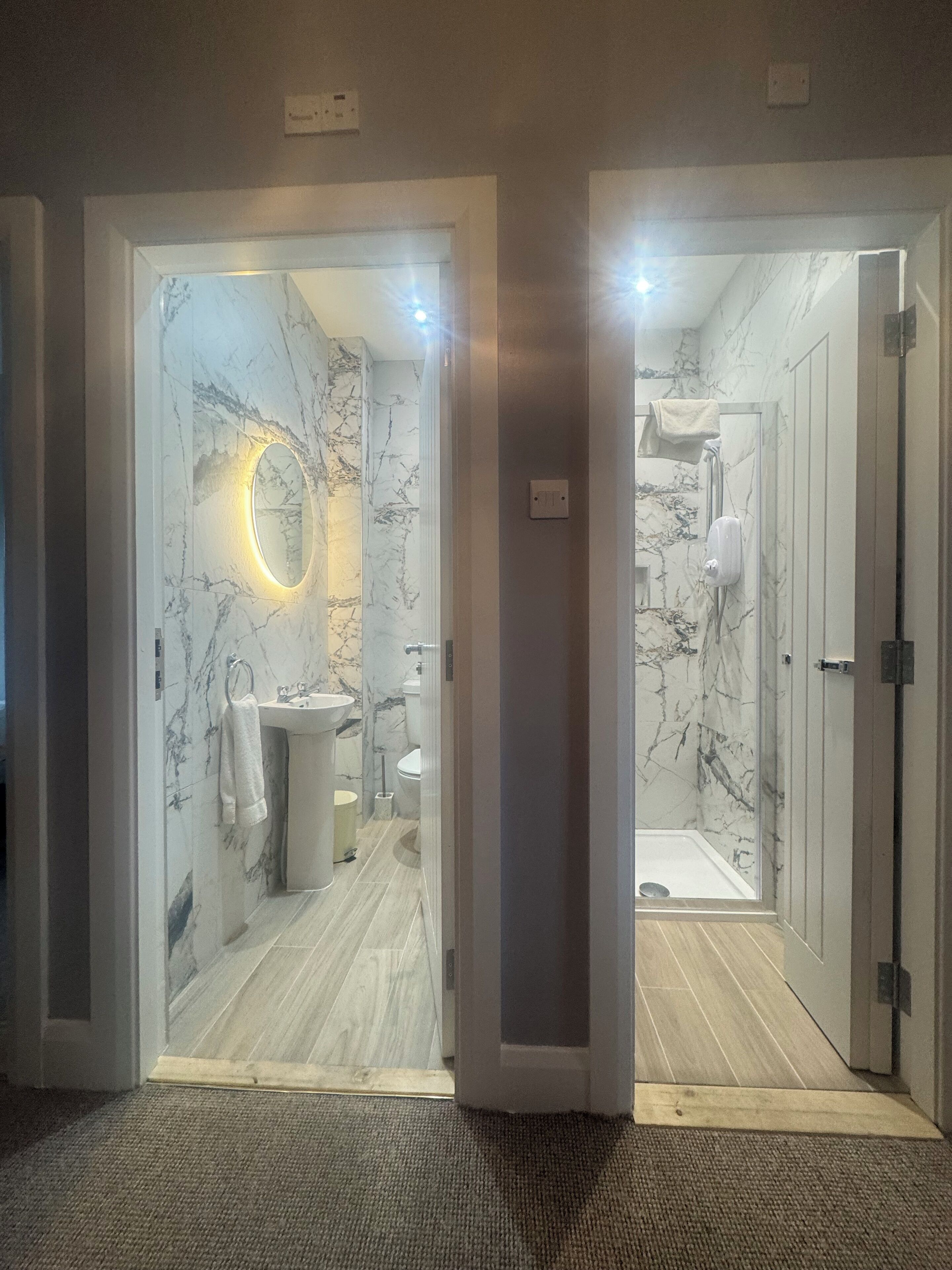 Dutxa, assecador de cabells, tovalloles i sabó 