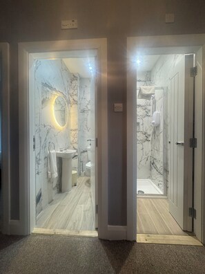 Shower, hair dryer, towels, soap - Scenic 3-bedroom Waterfront house with River Views in Carrick-On-Shannon (Carrick-On-Shannon)