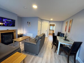 Smart TV - Scenic 3-bedroom Waterfront house with River Views in Carrick-On-Shannon (Carrick-On-Shannon)