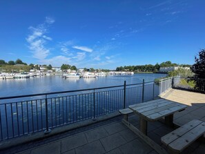 Terrace/patio - Scenic 3-bedroom Waterfront house with River Views in Carrick-On-Shannon (Carrick-On-Shannon)