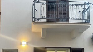 A building with a balcony, a staircase, and a window with shutters. - B&B Le Venere Rooms (Castellammare del Golfo)