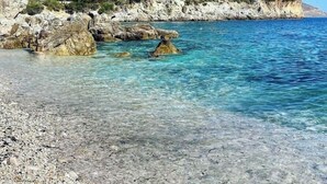 A clear coastal beach with rocky terrain and clear blue waters. - B&B Le Venere Rooms (Castellammare del Golfo)