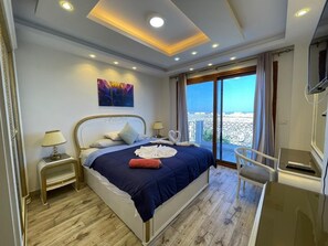 5 bedrooms, iron/ironing board, WiFi, bed sheets