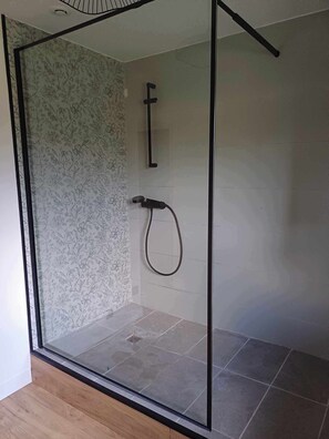 Douche, sèche-cheveux, serviettes fournies, savon