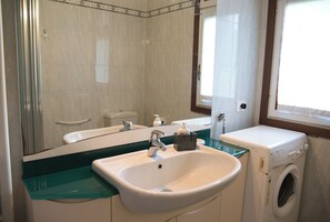 تجهيزات دش، مجففات شعر، مراحيض شطف، مناشف