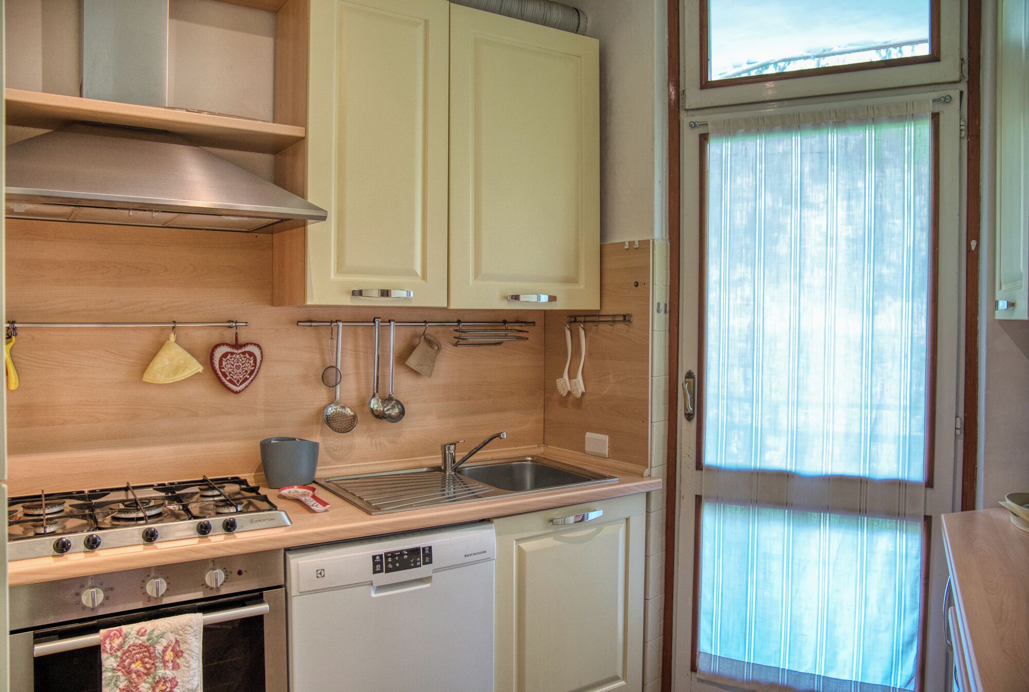 Frigorifero, microonde, forno, piano cottura