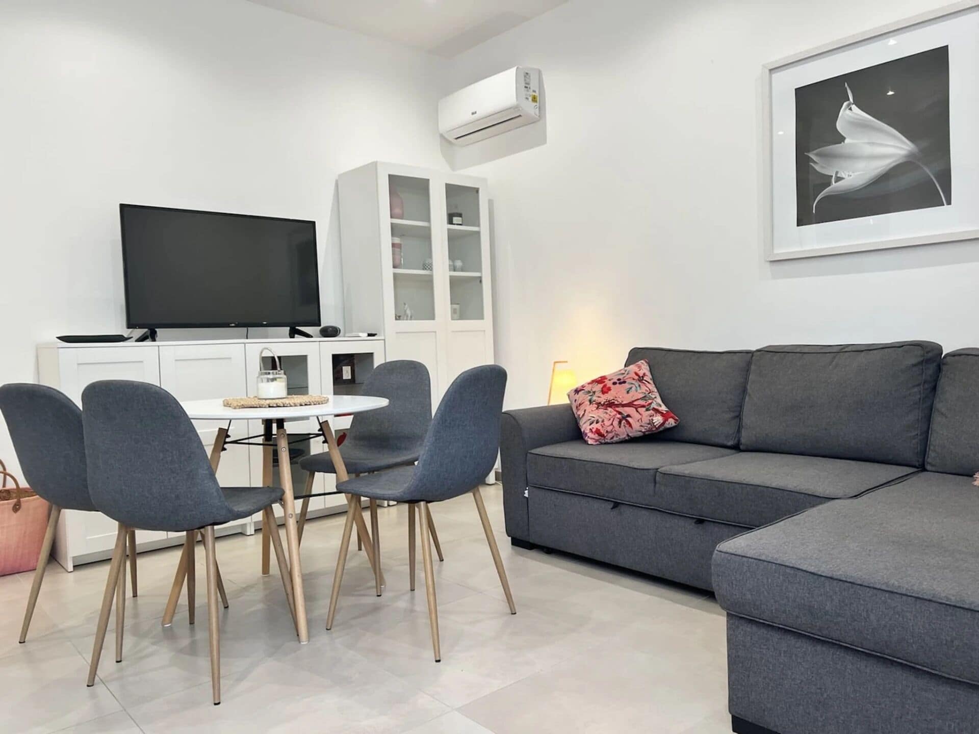 Appartement Confort, vue ville | Coin séjour | Télévision