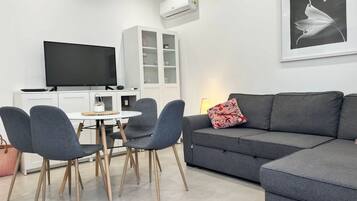 Appartement Confort, vue ville | Coin séjour | Télévision