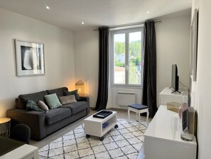 Deluxe Apartment, Garden View | Living area | TV - Le Semaphore (Saint-Raphaël)