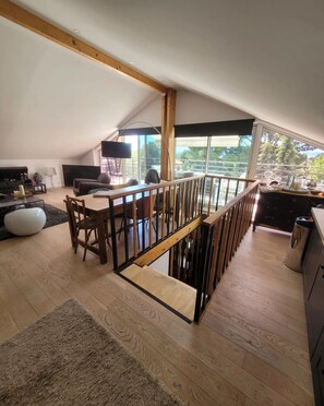 Leilighet – superior, balkong, sjøutsikt | Oppholdsområde | TV