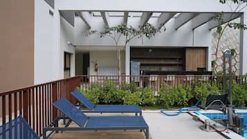 Utomhuspool, parasoller och solstolar