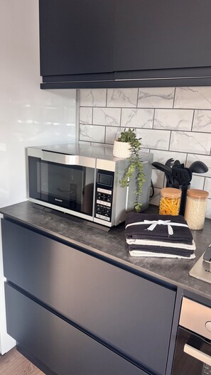 Kühlschrank, Mikrowelle, Ofen, Herdplatte