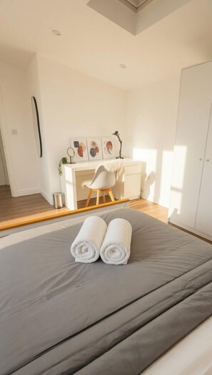 2 Schlafzimmer, Schreibtisch, Bügeleisen/Bügelbrett, Reisekinderbett