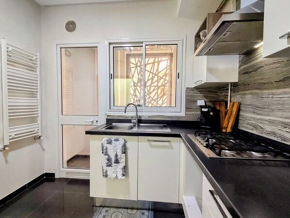 Refrigerador, cafetera y tetera, utensilios de cocina y comedor