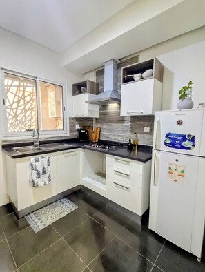Fridge, coffee/tea maker, cookware/dishes/utensils, dining tables - Cozy 1-bedroom apartment in charming Tunis with AC, WiFi (Tunis)