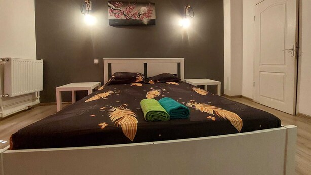 Desk, laptop workspace, WiFi (free) - Batistei Apartment  (Bucharest)