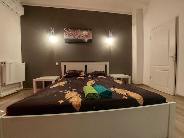 Schreibtisch, laptopgeeigneter Arbeitsplatz, kostenloses WLAN