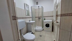 Shower, hair dryer, towels, soap - Batistei Apartment  (Bucharest)