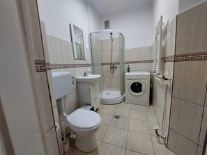 Dusche, Haartrockner, Handtücher, Seife