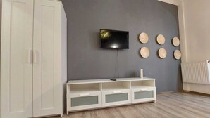 Desk, laptop workspace, WiFi (free) - Batistei Apartment  (Bucharest)