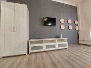 Schreibtisch, laptopgeeigneter Arbeitsplatz, kostenloses WLAN