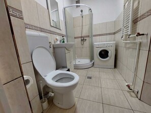 Een douche, een haardroger, handdoeken, zeep