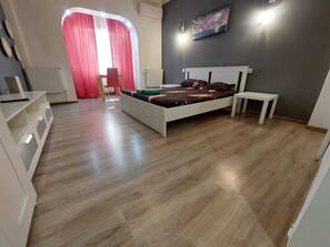 書桌、手提電腦工作空間、免費 Wi-Fi