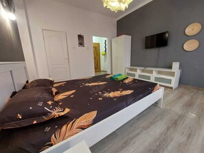 Een bureau, een laptopwerkplek, gratis wifi