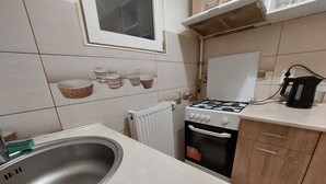 Mini-fridge, microwave, stovetop, cookware/dishes/utensils - Batistei Apartment  (Bucharest)