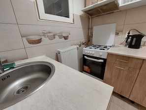 Mini-Kühlschrank, Mikrowelle, Herdplatte, Kochgeschirr/Geschirr/Besteck