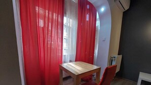 Desk, laptop workspace, WiFi (free) - Batistei Apartment  (Bucharest)
