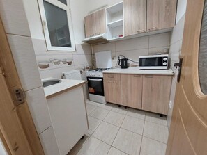 迷你雪櫃、微波爐、爐具、廚房用具/餐具/器皿