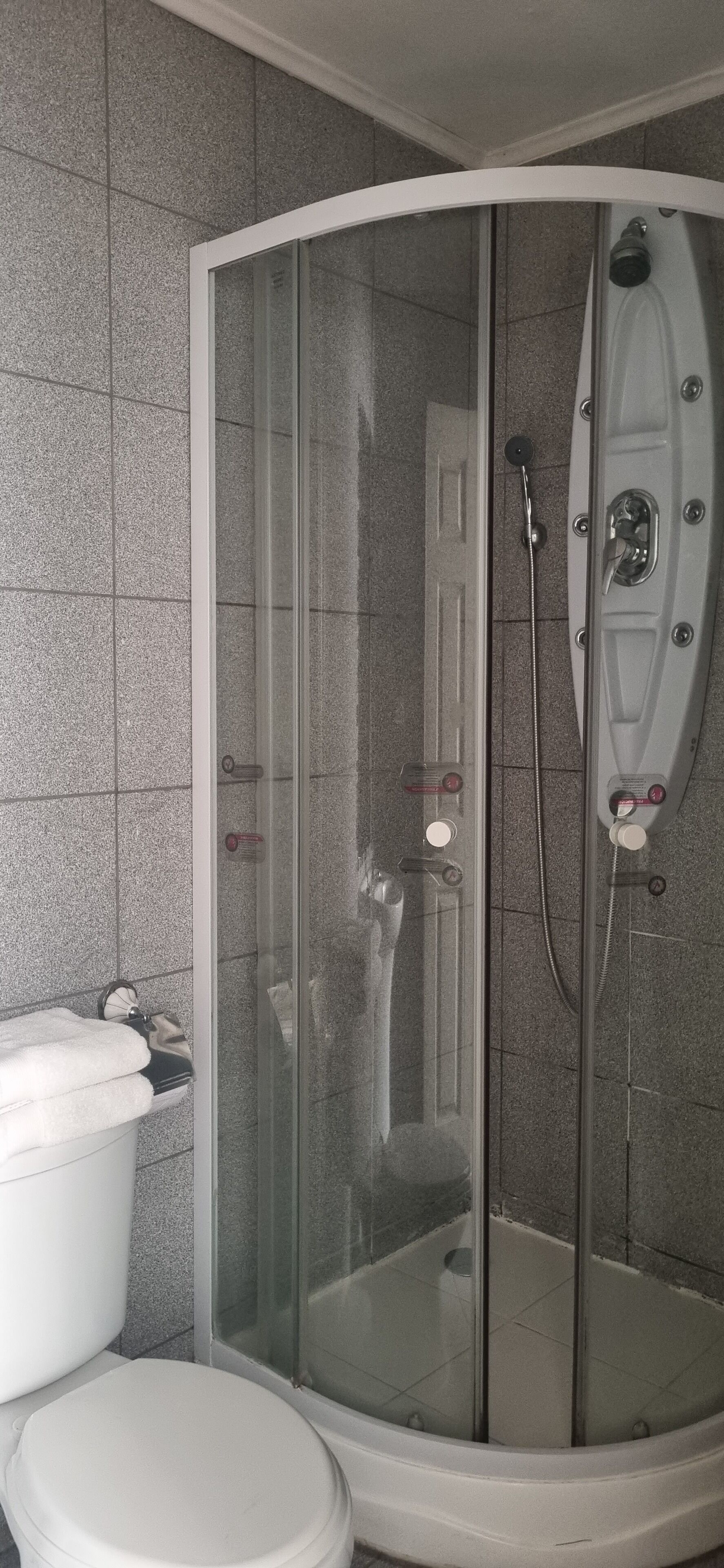 Phòng đôi cơ bản, quang cảnh thành phố | Phòng tắm | Khăn tắm, xà phòng, dầu gội, giấy vệ sinh 