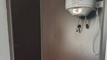 Basic Single Room | Laptop workspace, free WiFi