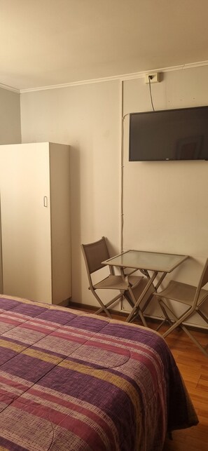 Quarto casal básico, vista para a cidade | Espaço de trabalho para notebook, Wi-Fi de cortesia