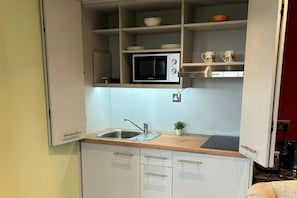 Refrigerador, microondas, parrilla de estufa y tetera eléctrica 