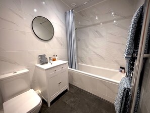Apartemen | Kamar mandi | Kombinasi shower/bathtub, bathtub besar, pengering rambut, dan handuk