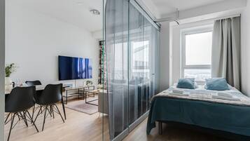 1 makuuhuone, työpöytä, silitysrauta/-lauta, vauvan matkasänky