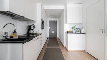 Jääkaappi, mikroaaltouuni, uuni, liesi