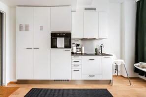 Frigorífico, microondas, horno y placa de cocina