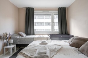 1 camera, una scrivania, ferro/asse da stiro, culla da viaggio